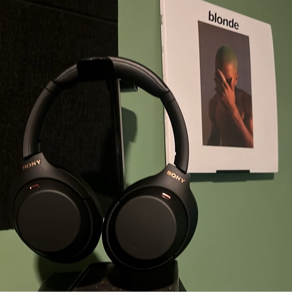 Sony wh-1000xm4 (noise canceling headphones)